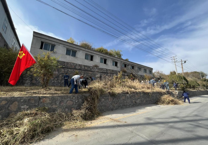 有工投黨員干部、團(tuán)員青年的耕耘那處便是公司最美麗的一角-----物產(chǎn)工投公司開展環(huán)境專項(xiàng)整治主題黨日、團(tuán)日活動(dòng)
