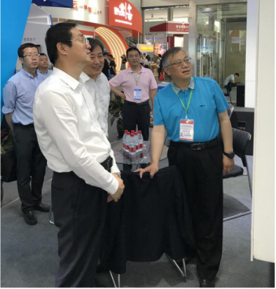 省委常委、西寧市委書記王曉蒞臨第十九屆青洽會(huì)青海物產(chǎn)展位參觀